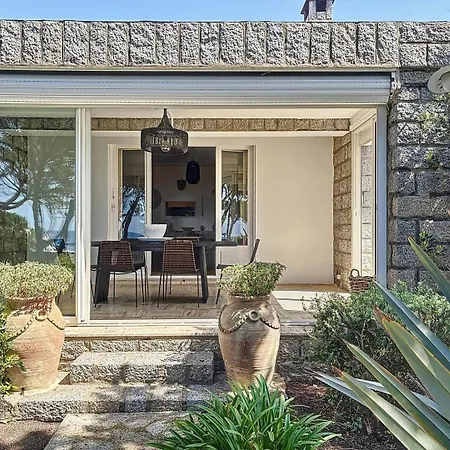 Beachfront - Swimming Pool & Garden